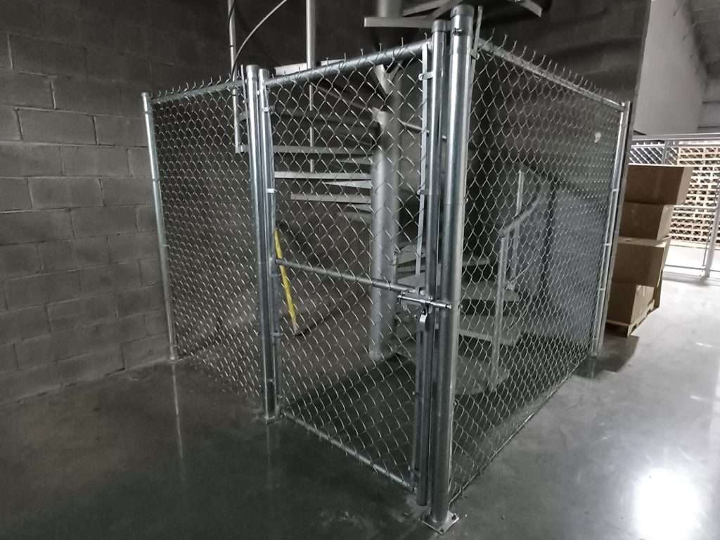 Malla ciclónica galvanizada instalada en concreto.